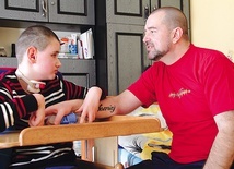 – Kamil wymaga całodobowej opieki – mówi Paweł Pieczara, tata chłopca.