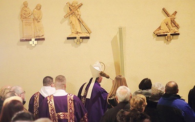 Po Eucharystii zgromadzeni w świątyni uczestniczyli w nabożeństwie Drogi Krzyżowej „Ślad losu”. Śpiew przygotował organista Piotr Zbierzchowski wraz z młodzieżą. 