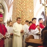 Abp Sławoj Leszek Głódź w czasie Drogi Krzyżowej.