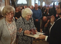 Pani Kazimiera (w środku) miała 19 lat, kiedy rodzice ukryli w ich domu troje Żydów.