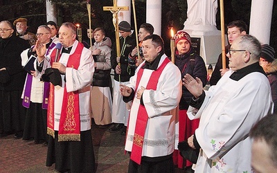 Na zakończenie kapłani udzielili wszystkim błogosławieństwa.