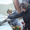 W rocznicę śmierci ks. Franciszka wiele osób modliło się  przy jego grobie w Krościenku nad Dunajcem.