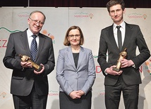 Laureaci Nagrody im. ks. Kumora: Jerzy Leśniak (z lewej), Mariola Berdychowska (przewodnicząca kapituły) i Sławomir Wróblewski (z prawej).