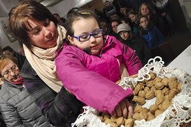 Wierni zabierali pobłogosławione orzechy do domu.