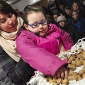 Wierni zabierali pobłogosławione orzechy do domu.