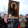 Młodzież z parafii w Kozłowie Biskupim niesie obraz Matki Bożej Częstochowskiej