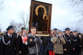 Młodzież z parafii w Kozłowie Biskupim niesie obraz Matki Bożej Częstochowskiej