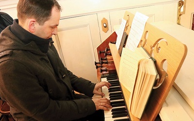 Liturgiczny organista  z Sulechowa Leszek Knopp.