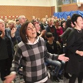 W spotkaniu, które odbyło się w sali gimnastycznej miejscowej szkoły, wzięli udział mieszkańcy Jaczowa, Głogowa i innych pobliskich miejscowości. Na zdjęciu (na pierwszym planie) Maria Vadia.