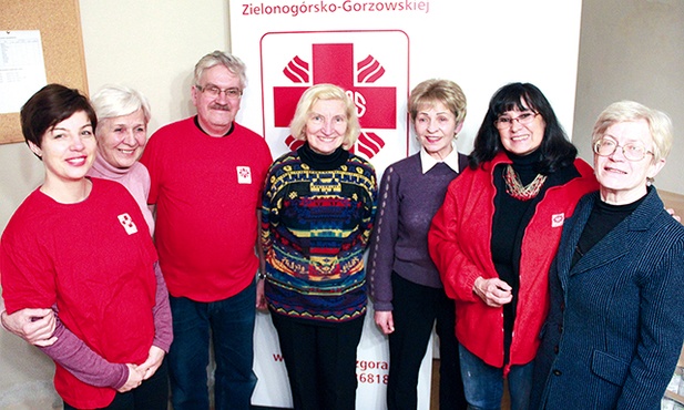 Dzięki parafialnym zespołom Caritas pomoc rzeczywiście dociera do najbardziej potrzebujących. Na zdjęciu wolontariusze z PZC w zielonogórskiej parafii  pw. św. Stanisława Kostki.