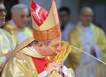 Jako pierwszy relikwie patrona miasta i diecezji ucałował  bp Henryk Tomasik.