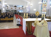 Nabożeństwu wynagradzającemu za grzechy i adoracji Najświętszego Sakramentu przewodniczył bp Henryk Tomasik.