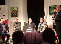 Debatę prowadził  Łukasz Molenda  (z prawej).  Siedzą od lewej:  Marek Mieńkowski,  Adam Włodarczyk, Tadeusz Pyrcioch  i Tadeusz Szumiata.