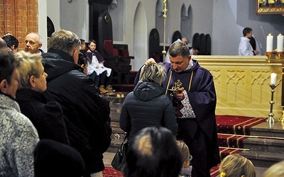Bp Krzysztof Zadarko posypuje głowy popiołem podczas Mszy Świętej w katedrze w Środę Popielcową.