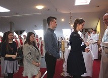 ▲	Młodzież ze wspólnoty oazowej, która przygotowuje się do kolejnego stopnia formacji, przyjęła od bp. Libery wielkopostny notatnik.