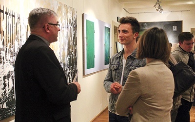 ▲	Krzysztof Orankiewicz (w środku) tydzień po wernisażu w muzeum malował Pasję podczas koncertu Agnieszki Jezierskiej.