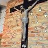 ►	Krucyfiks otoczony wotami w kaplicy sióstr benedyktynek w Sierpcu.