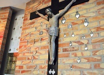 ►	Krucyfiks otoczony wotami w kaplicy sióstr benedyktynek w Sierpcu.