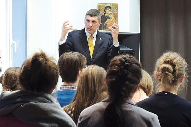 ▲	Piotr Giertych podczas spotkania z nauczycielami w „Skale”.