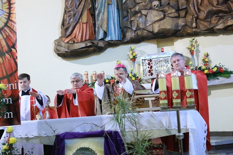 Bierzmowanie w par. Świętego Krzyża i MB Bolesnej w Dębicy
