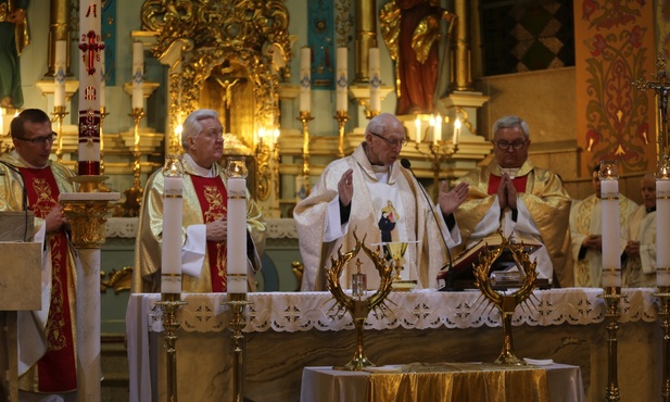 Mszę Świętą koncelebrowaną sprawowali też księża-rodacy i kapłani pracujący w Czańcu