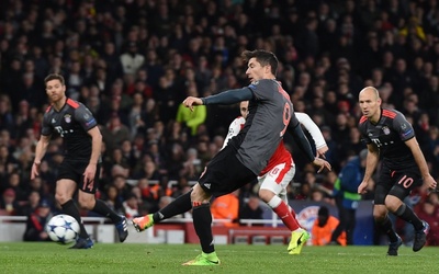 Lewandowski strzela w meczu z Arsenalem