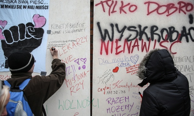 "Strajk Kobiet" i "ściana furii". Oraz demonstracja przeciw aborcji