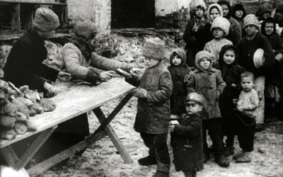 Dzieci odbierające porcje żywnościowe podczas Wielkiego Głodu na Ukrainie.