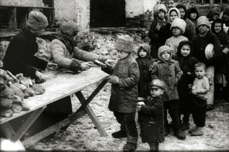 Dzieci odbierające porcje żywnościowe podczas Wielkiego Głodu na Ukrainie.