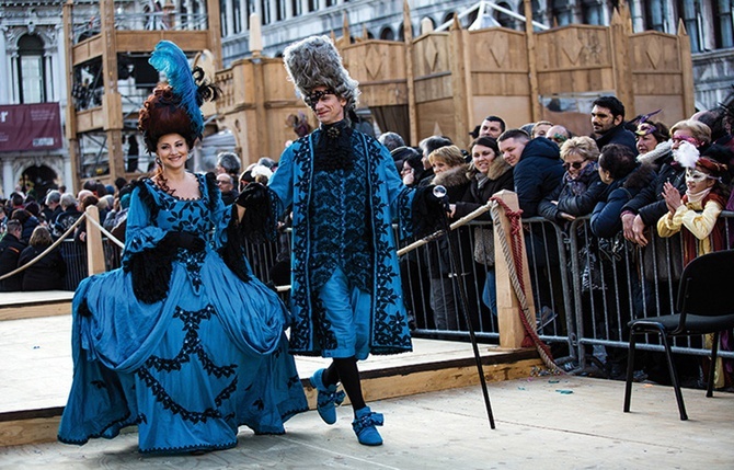 Karnawał sprawia,  że czas w Wenecji cofa się albo wręcz przenosi w inny wymiar.