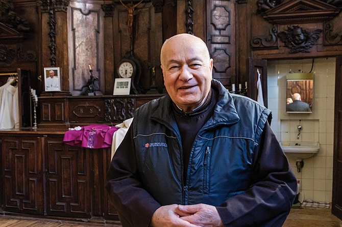 Ojciec Justino w zakrystii  po porannym nabożeństwie w kościele pw. św. Marii z Nazaretu. – Na wieczornej Mszy może będzie trochę więcej osób i trochę młodszych, ale nie będzie tu tłumu jak w Polsce – mówi.