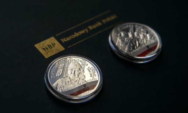 Najnowsze dwie monety kolekcjonerskie emitowane przez NBP inaugurują serię „Wyklęci przez komunistów żołnierze niezłomni”.