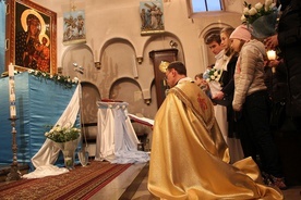 Proboszcz parafii ks. Władysław Czaplicki na kolanach wita Matkę Bożą w jasnogórskim wizerunku