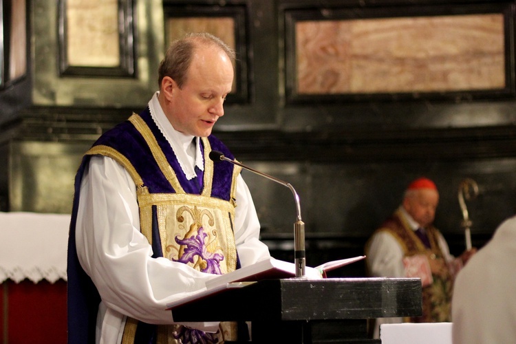 Kard. Dziwisz w kościele stacyjnym śś. Apostołów Piotra i Pawła