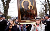 Obraz w w procesji do kościoła niosły również harcerki