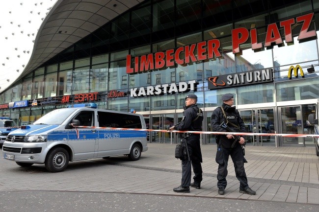 W związku z groźbą zamachu policja zamknęła centrum handlowe w Essen