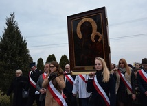 Młodzież z parafii w Giżycach niesie ikonę jasnogórską w procesji do kościoła