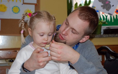 Paweł Dochniak w trakcie obiadu ze swoją córeczką Anią.