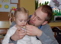 Paweł Dochniak w trakcie obiadu ze swoją córeczką Anią.
