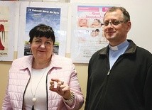 ▲	Do zamanifestowania swoich poglądów zachęcają ks. Sławomir Adamczyk, diecezjalny duszpasterz rodzin, i Małgorzata Górka.