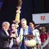 ►	Po koncercie w „Resursie” wileńską palmę wielkanocną Małgorzacie Gumińskiej podarowała Janina Wysocka (z lewej).