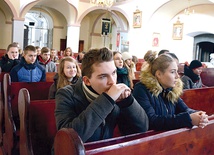 ▲	Młodzież podczas wspólnej modlitwy w kościele Wniebowzięcia NMP w Różance.