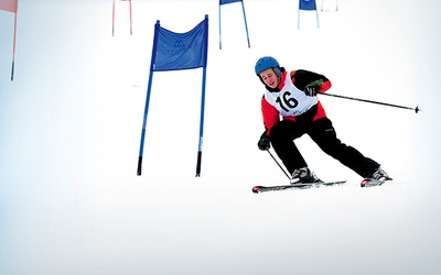 Zadaniem narciarzy było pokonanie trasy slalomem. 