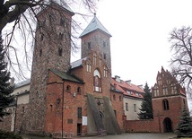 Charakterystyczny fronton z romańskimi wieżami jest wizytówką bazyliki czerwińskiej.