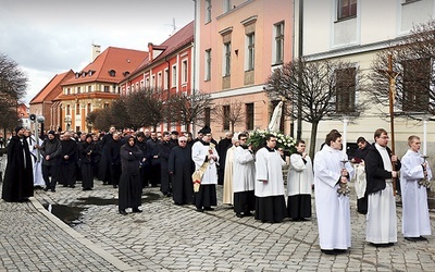 ▲	Fatimska procesja kapłanów z kolegiaty Świętego Krzyża do katedry.