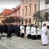 ▲	Fatimska procesja kapłanów z kolegiaty Świętego Krzyża do katedry.