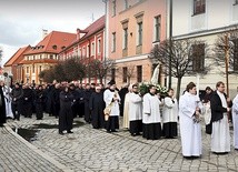 ▲	Fatimska procesja kapłanów z kolegiaty Świętego Krzyża do katedry.
