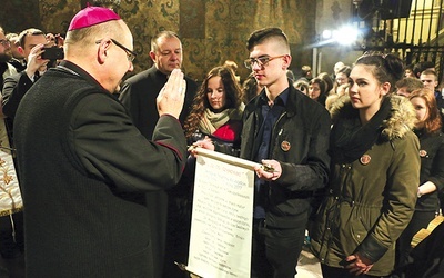 ▲	Złożenie aktów zawierzenia Matce Bożej, Królowej Polski przez szkolne delegacje to już tradycja.