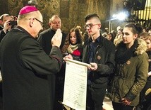 ▲	Złożenie aktów zawierzenia Matce Bożej, Królowej Polski przez szkolne delegacje to już tradycja.