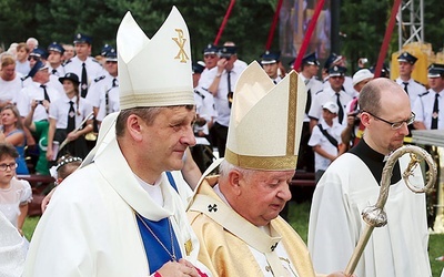 Biskup Roman Pindel podczas jubileuszu koronacji obrazu w Rychwałdzie.